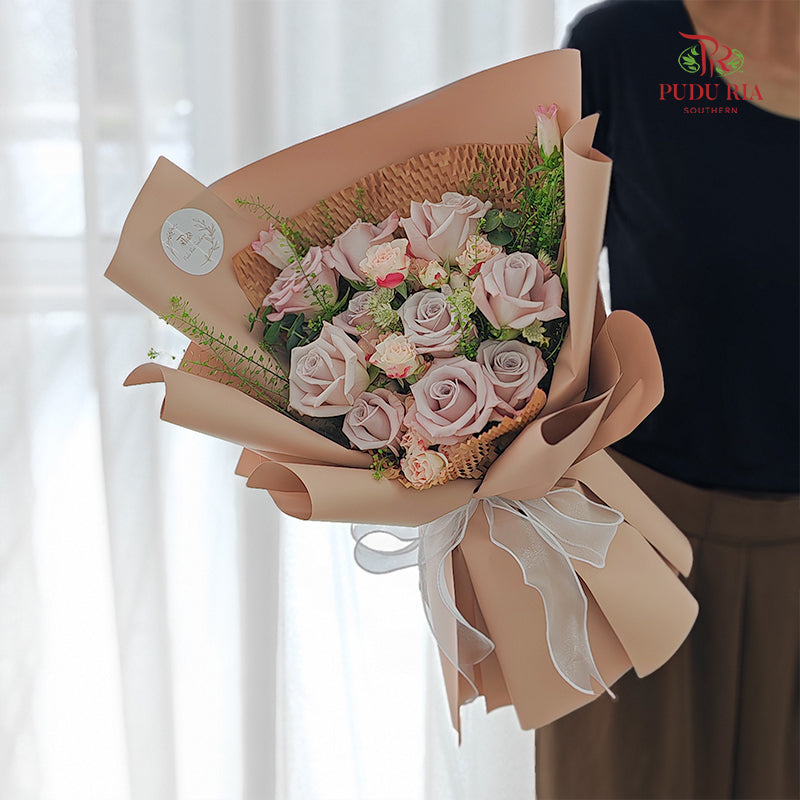 Menta Rose Bouquet (10 Stems)