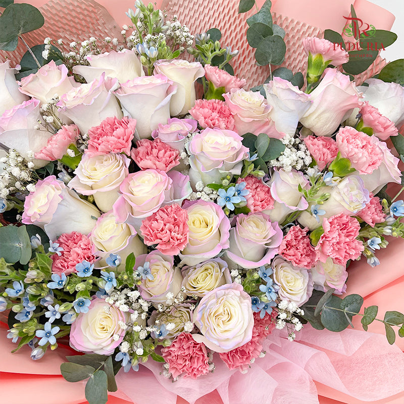 Mondial Rose & Carnation Bouquet - (30 Stems)
